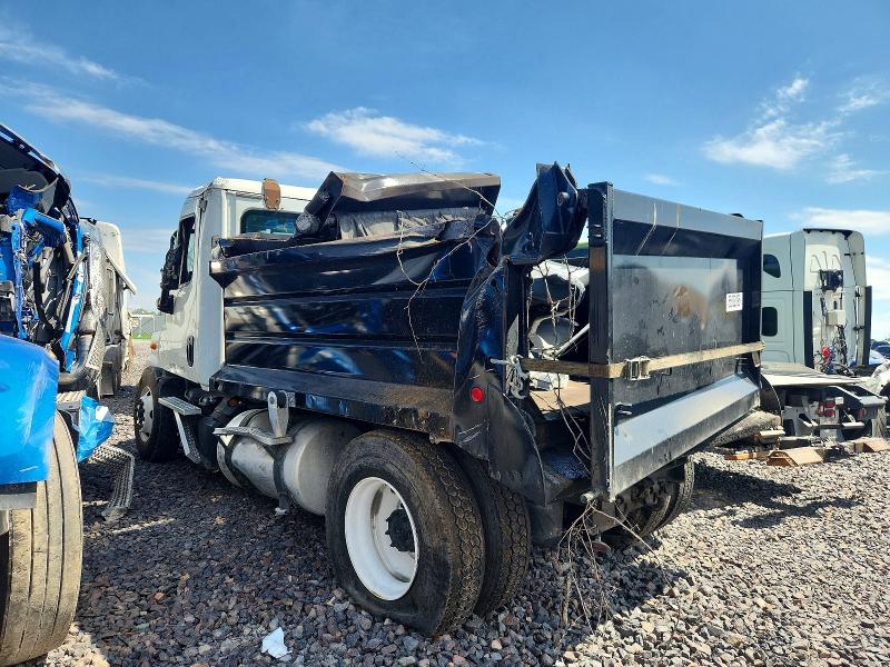 2014 Freightliner Cascadia VIN 3AKBGDBG9ESFX0994 COPART salvage auction — ROLLOVER, IA - CERT OF TITLE-SALVAGE TITLE, sold $60 on 2026-07-09 (photo 3)