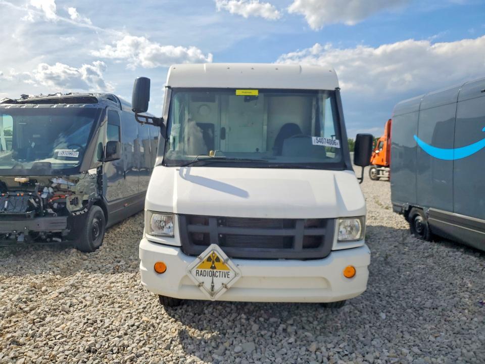 2017 Isuzu Npr VIN JALB4T173H7W01009 COPART salvage auction — NORMAL WEAR, Salvage Title, sold $775 on 2026-07-30 (photo 5)