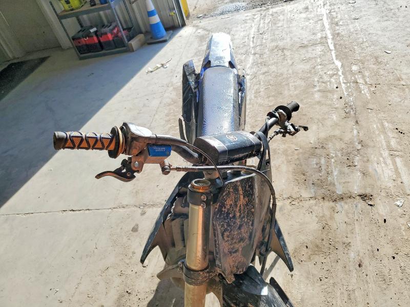 2022 Yamaha Yz125 VIN JYACE29C8NA004527 COPART salvage auction — ALL OVER, Wv - Salvage Certificate, sold $1,750 on 2026-07-02 (photo 5)