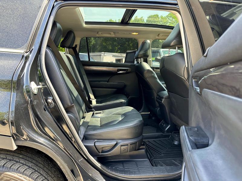 2023 Toyota Highlander VIN 5TDKDRAH8PS508181 COPART salvage auction — MINOR DENT/SCRATCHES, OH - CERTIFICATE OF TITLE, sold $29,000 on 2026-07-17 (photo 9)