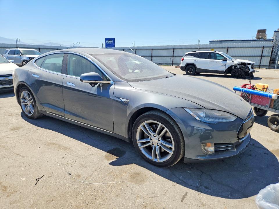 2013 Tesla Model s VIN 5YJSA1DNXDFP05607 COPART salvage auction — NORMAL WEAR, Ca - Dis/Dlr/Exp Only Clean Title, sold $2,550 on 2026-07-31 (photo 4)