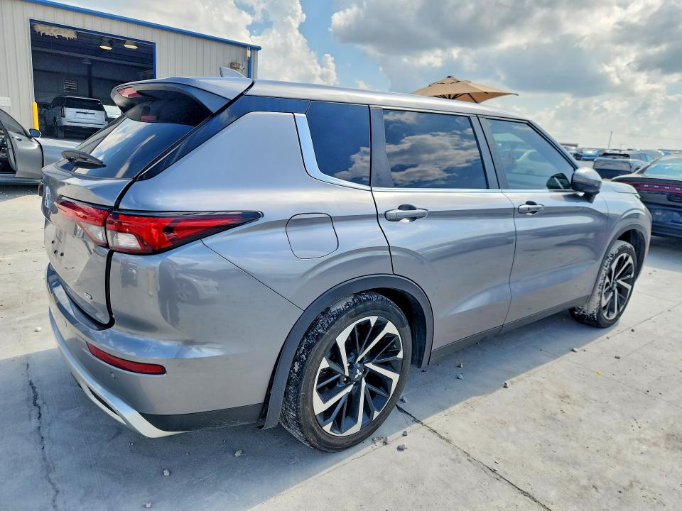 2023 Mitsubishi Outlander VIN JA4J3UA88PZ061829 COPART salvage auction — SIDE, Tx - Salvage Vehicle Title, sold $6,800 on 2026-07-31 (photo 3)