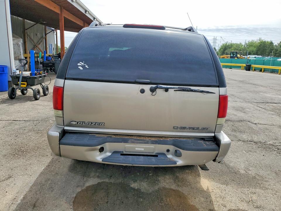 2001 Chevrolet Blazer VIN 1GNDT13W31K204271 COPART salvage auction — MINOR DENT/SCRATCHES, Co - Dis/Dlr/Exp Only Clean Title, sold $375 on 2026-07-02 (photo 6)