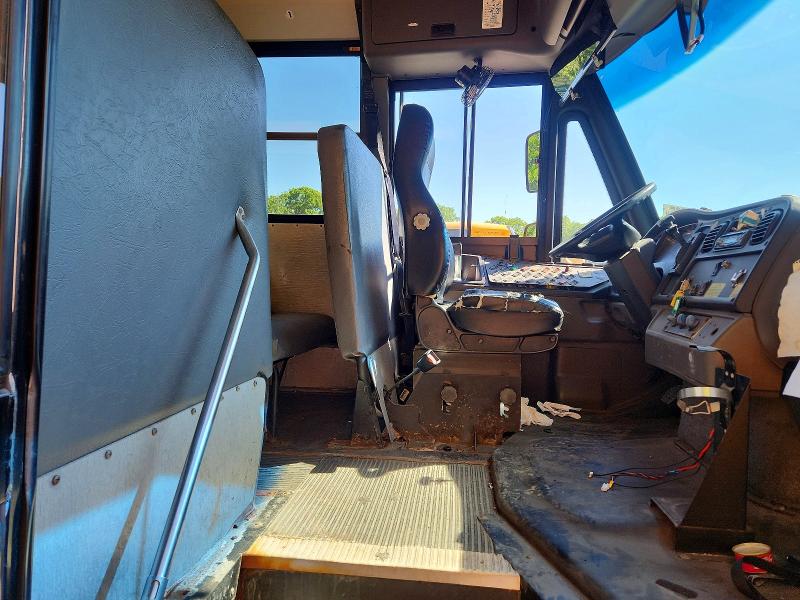 2012 Freightliner VIN 4UZABRDU5CCBP5460 COPART salvage auction — NORMAL WEAR, RI - CERTIFICATE OF TITLE, sold $2,000 on 2026-08-31 (photo 5)