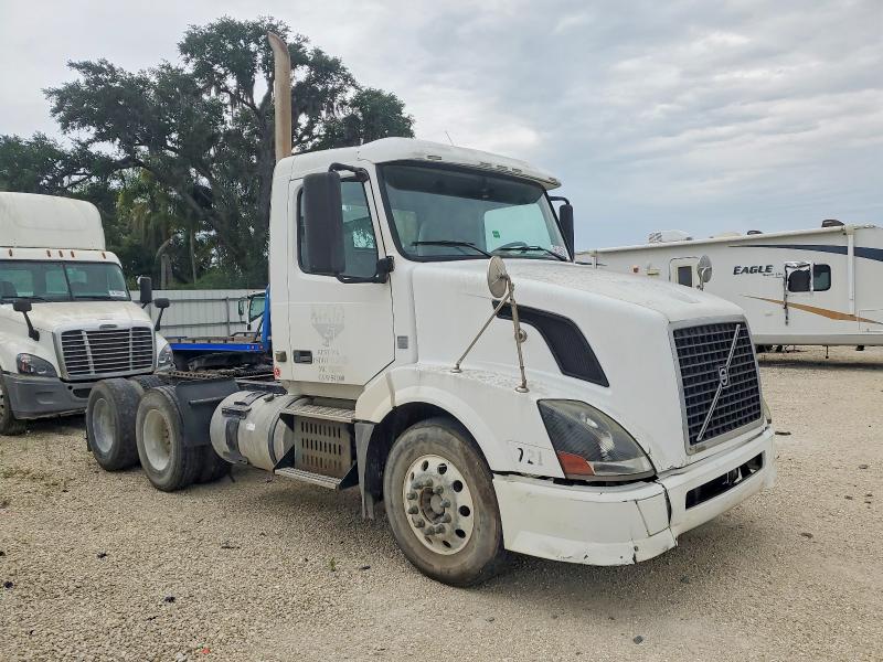 2009 Volvo Vn VIN 4V4NC9EGX9N264404 COPART salvage auction — FRONT END, Wa - Vehicle Cert Of Ownership-Titl, sold $2,550 on 2026-07-14 (photo 1)