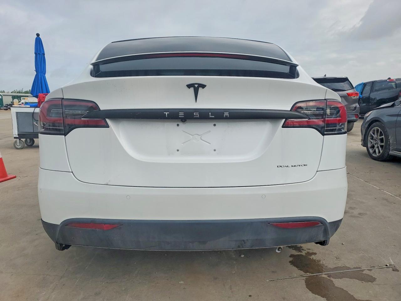 2021 Tesla Model X VIN 5YJXCBE29MF322851 COPART salvage auction — Side, TX - SALVAGE W/LEMON LAW HISTORTY, sold $16,500 on 2026-07-02 (photo 6)