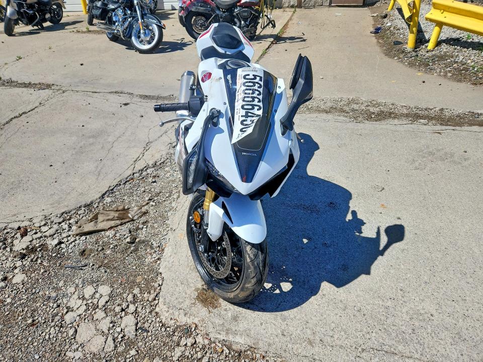 2026 Honda Cbr VIN JH2SC7714TK900620 COPART salvage auction — SIDE, MI - CERT OF TITLE-SALVAGE VEHICLE, sold $5,600 on 2026-07-30 (photo 2)