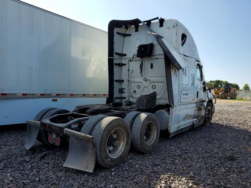 2023 Freightliner Cascadia 126 VIN 1FUJHHDR6PLUK7821 COPART salvage auction — ROLLOVER, IL - SALVAGE CERTIFICATE, sold $26,750 on 2026-08-20 (photo 4)
