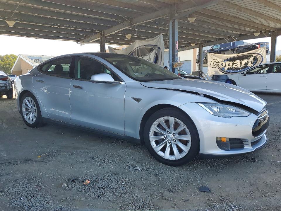 2015 Tesla Model s VIN 5YJSA1E16FF116097 COPART salvage auction — MINOR DENT/SCRATCHES, Ca - Dis/Dlr/Exp Only Clean Title (P), sold $2,750 on 2026-07-02 (photo 4)