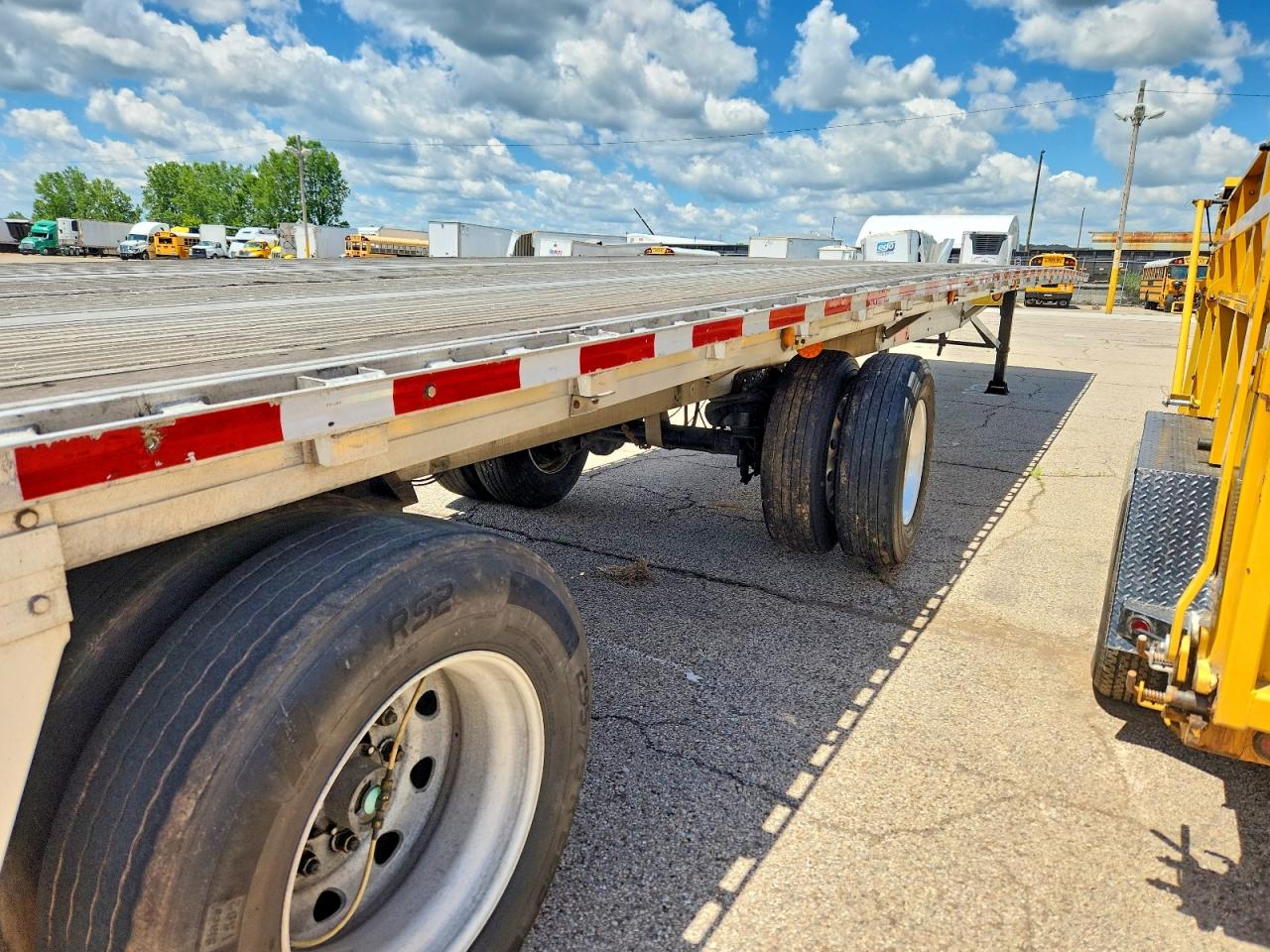 2006 Reitnouer Flatbed Trailer VIN 1RNF48A296R015935 COPART salvage auction — Side, OH - CERT OF TITLE-SALVAGE, sold $6,800 on 2026-07-09 (photo 9)