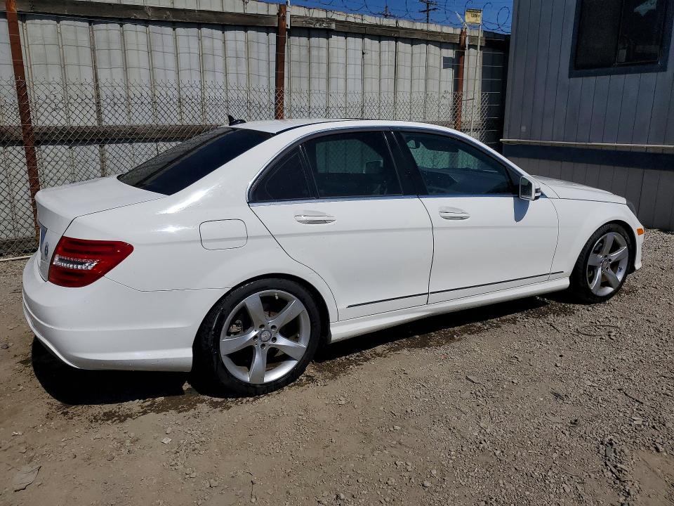 2014 Mercedes-benz C-klasse VIN WDDGF4HB2EA965606 COPART salvage auction — NORMAL WEAR, Mt - Dis/Dlr/Exp Only Clean Title, sold $1,300 on 2026-07-27 (photo 3)