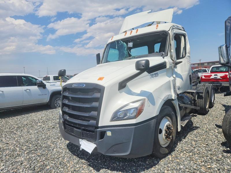 2022 Freightliner Cascadia 126 VIN 3AKJHLDV3NSNF2689 COPART salvage auction — ROLLOVER, AZ - CERT OF TITLE - SALVAGE, sold $5,700 on 2026-08-14 (photo 2)