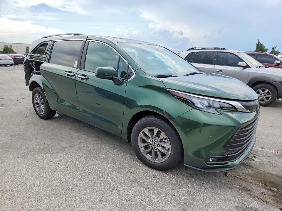 2026 Toyota Sienna VIN 5TDYRKEC2TS300227 COPART salvage auction — REAR END, Fl - Certificate Of Title, sold $36,250 on 2026-07-28 (photo 4)