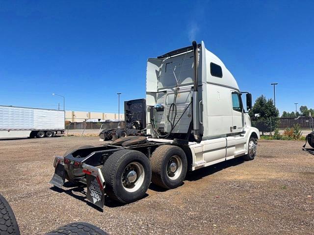 2014 Volvo Vnl VIN 4V4NC9EH4EN167427 COPART salvage auction — MECHANICAL, Co - Dlr/Dis/Exp-Ct Others-Ca Acq (P), sold $1,600 on 2026-07-20 (photo 4)