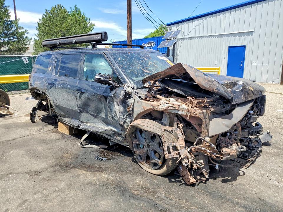 2026 Rivian R1s VIN 7PDSGABP3TN089065 COPART salvage auction — ROLLOVER, Co - Public - Salvage Title, sold $4,400 on 2026-09-08 (photo 4)