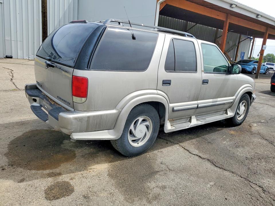 2001 Chevrolet Blazer VIN 1GNDT13W31K204271 COPART salvage auction — MINOR DENT/SCRATCHES, Co - Dis/Dlr/Exp Only Clean Title, sold $375 on 2026-07-02 (photo 3)