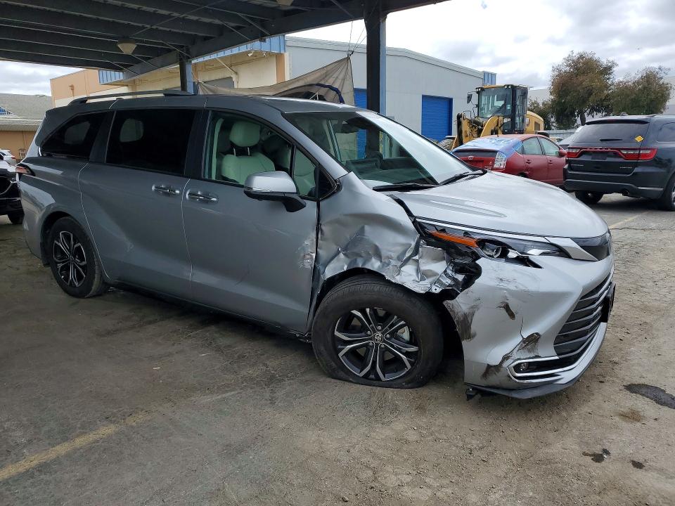 2025 Toyota Sienna VIN 5TDESKFCXSS198051 COPART salvage auction — FRONT END, CA - SALVAGE CERTIFICATE, sold $34,500 on 2026-07-14 (photo 4)