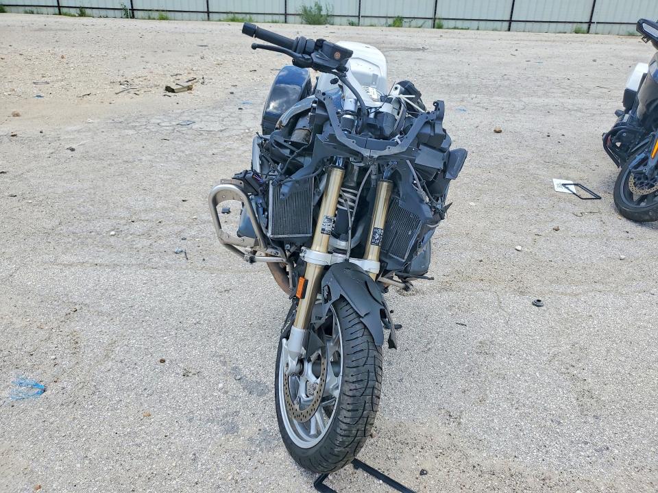 2024 BMW R 1250 VIN WB10L0306R6K49347 COPART salvage auction — ALL OVER, Tx - Salvage Vehicle Title, sold $4,100 on 2026-07-02 (photo 2)