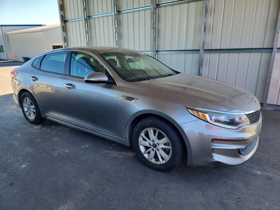 2018 Kia Optima VIN 5XXGT4L39JG211782 COPART salvage auction — MINOR DENT/SCRATCHES, Ca - Dis/Dlr/Exp Only Clean Title, sold $1,450 on 2026-07-30 (photo 4)