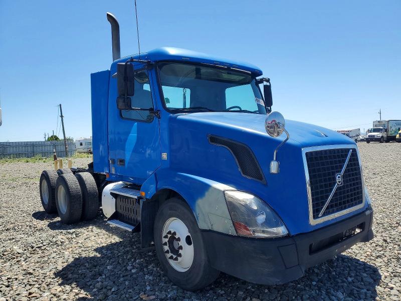 2011 Volvo Vnl VIN 4V4NC9DFXBN535654 COPART salvage auction — MINOR DENT/SCRATCHES, Ca - Certificate Of Title (P), sold $1,600 on 2026-07-07 (photo 1)