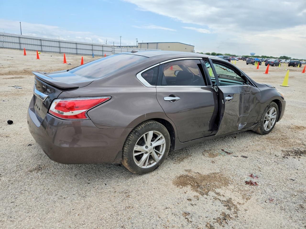 2015 Nissan Altima VIN 1N4AL3AP8FN917472 COPART salvage auction — Side, TX - SALVAGE VEHICLE TITLE, sold $550 on 2026-07-09 (photo 3)