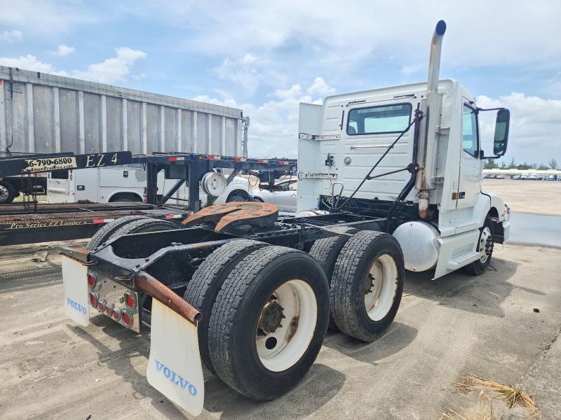 2000 Volvo Vnl VIN 4V4ND2GF8YN796550 COPART salvage auction — MINOR DENT/SCRATCHES, Fl - Certificate Of Title (P), sold $1,800 on 2026-07-23 (photo 4)