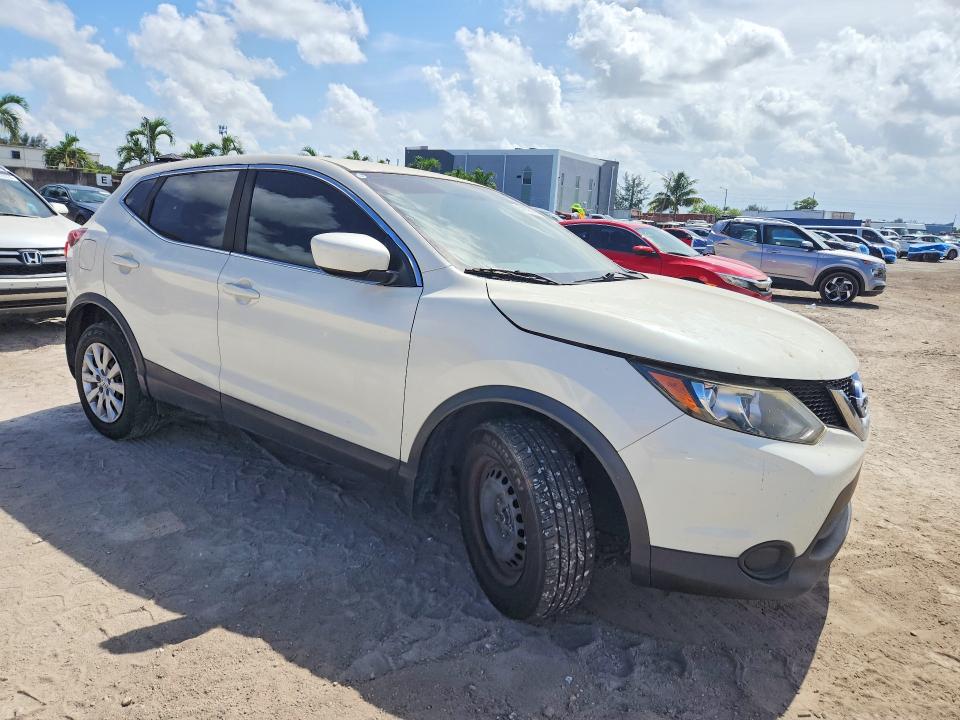 2017 Nissan VIN JN1BJ1CPXHW008588 COPART salvage auction — MINOR DENT/SCRATCHES, Fl - Certificate Of Title, sold $1,750 on 2026-07-02 (photo 4)