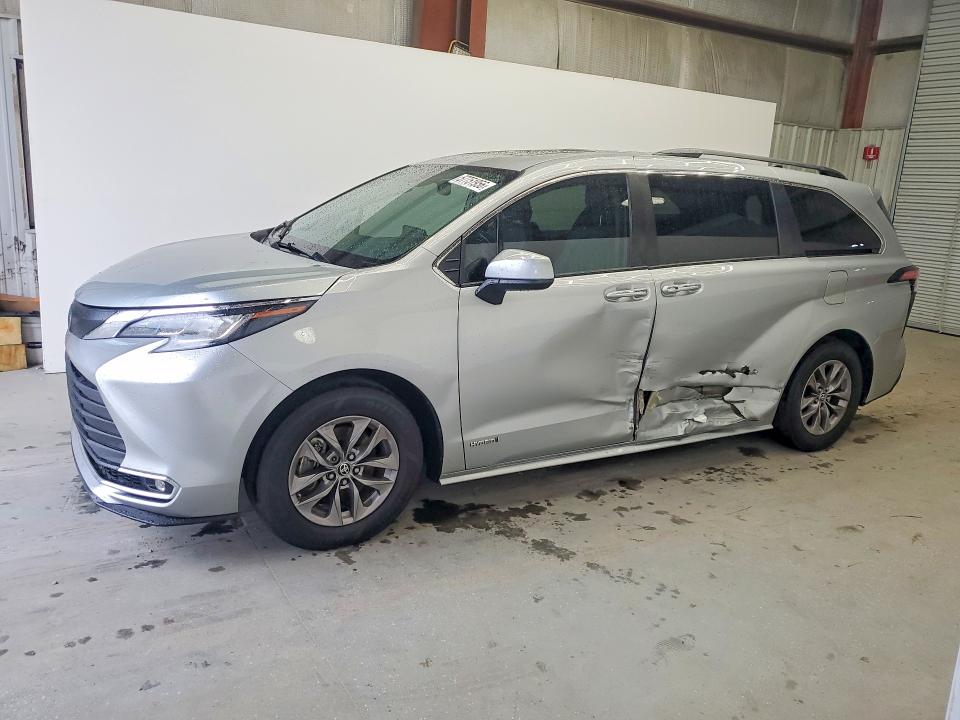 2021 Toyota Sienna VIN 5TDYRKEC7MS056172 — COPART salvage auction photo