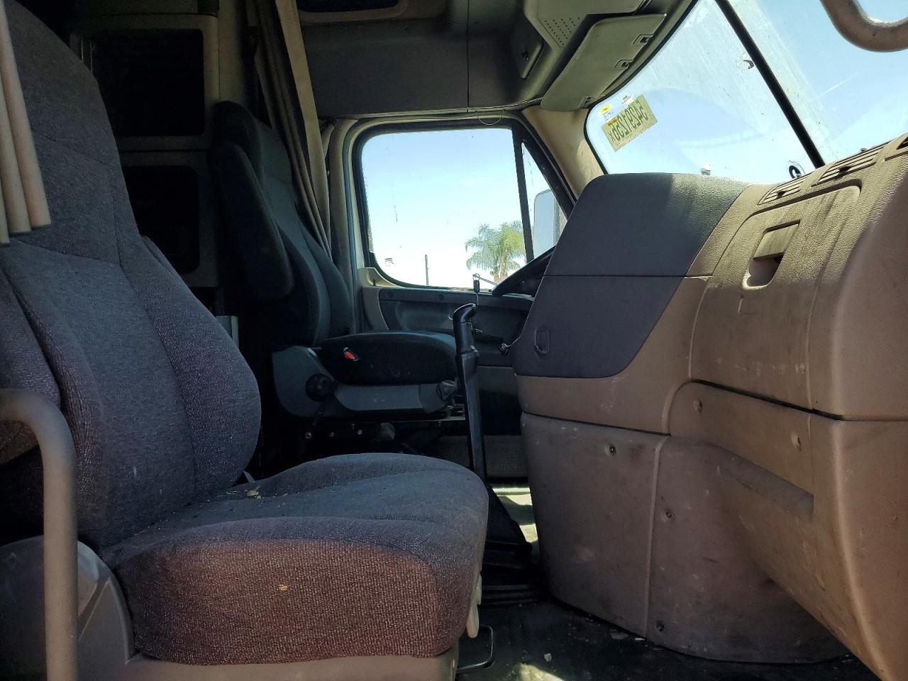 2010 Freightliner Cascadia VIN 1FUJGLDR9ASAP0401 COPART salvage auction — Normal Wear, CA - DIS/DLR/EXP ONLY CLEAN TITLE, sold $2,650 on 2026-06-30 (photo 5)
