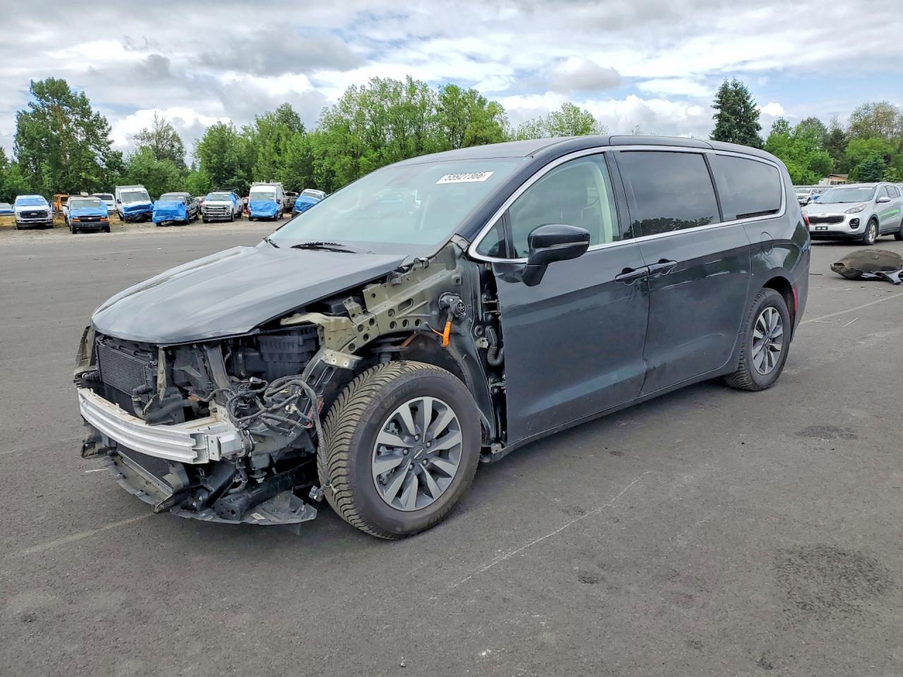 2024 Chrysler Pacifica VIN 2C4RC1S73RR102913 — COPART salvage auction photo