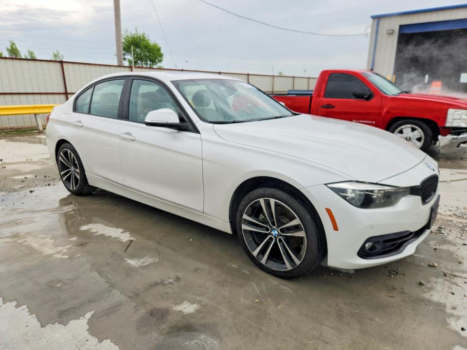 2018 BMW 3er VIN WBA8B9C56JEE81773 COPART salvage auction — WATER/FLOOD, Tx - Salvage Title-Flood Damage, sold $2,100 on 2026-07-28 (photo 4)