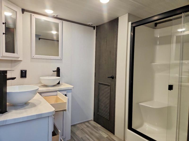 2024 Keystone rv Recreational vehicle (rv) VIN 4YDTHRU20RW260170 COPART salvage auction — WATER/FLOOD, WI - JUNKED VEHICLE BILL OF SALE, sold $29,500 on 2026-07-16 (photo 9)