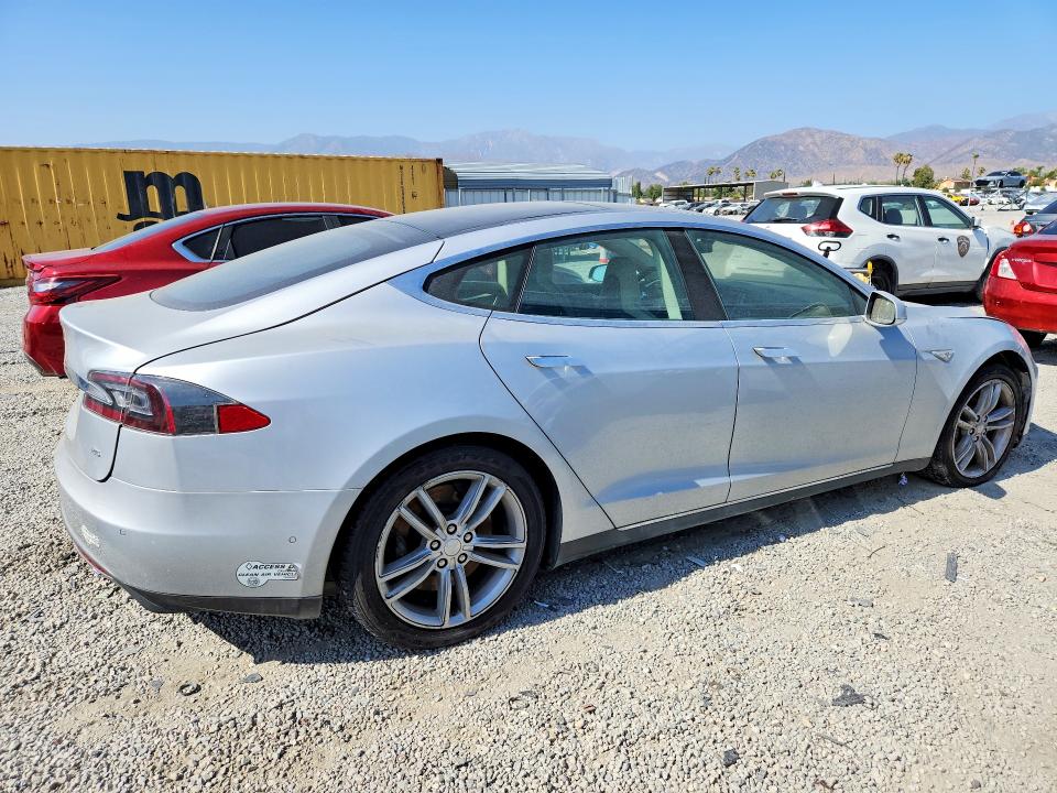 2014 Tesla Model s VIN 5YJSA1H1XEFP52371 COPART salvage auction — MINOR DENT/SCRATCHES, Ca - Dis/Dlr/Exp Only Clean Title, sold $3,850 on 2026-07-14 (photo 3)