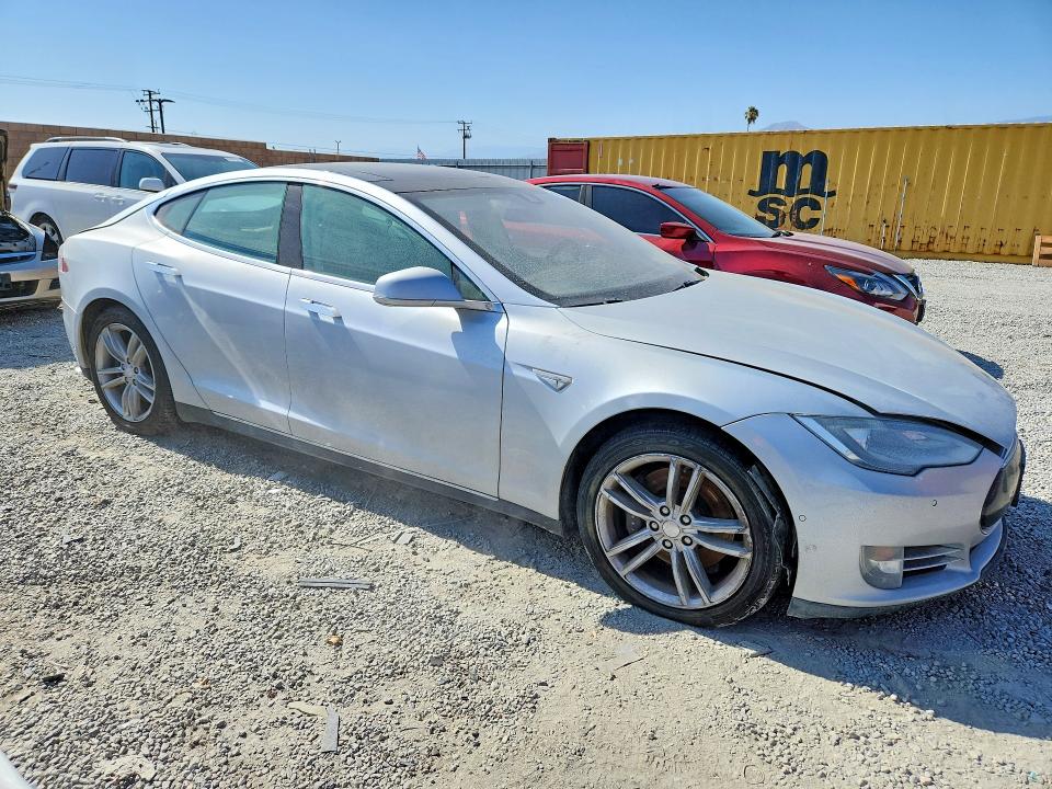 2014 Tesla Model s VIN 5YJSA1H1XEFP52371 COPART salvage auction — MINOR DENT/SCRATCHES, Ca - Dis/Dlr/Exp Only Clean Title, sold $3,850 on 2026-07-14 (photo 4)