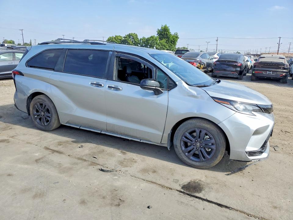 2025 Toyota Sienna VIN 5TDDSKFC1SS166407 COPART salvage auction — ROLLOVER, AZ - DIS/DLR/EXP ONLY SALVAGE TITLE, sold $17,000 on 2026-07-29 (photo 4)