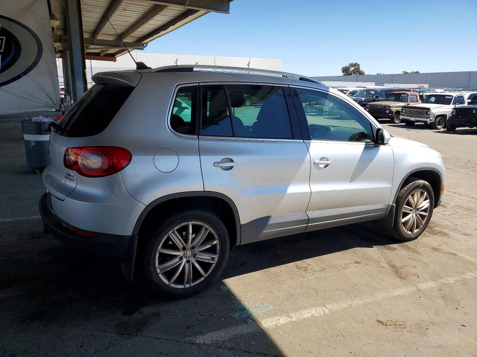 2011 Volkswagen Tiguan VIN WVGBV7AX4BW513777 COPART salvage auction — MINOR DENT/SCRATCHES, Mt - Dis/Dlr/Exp Only Clean Title, sold $100 on 2026-07-28 (photo 3)