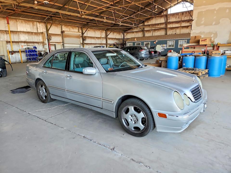 2000 Mercedes-benz E-class VIN WDBJF83J4YX035860 COPART salvage auction — MINOR DENT/SCRATCHES, Az - Certificate Of Title, sold $800 on 2026-07-13 (photo 4)