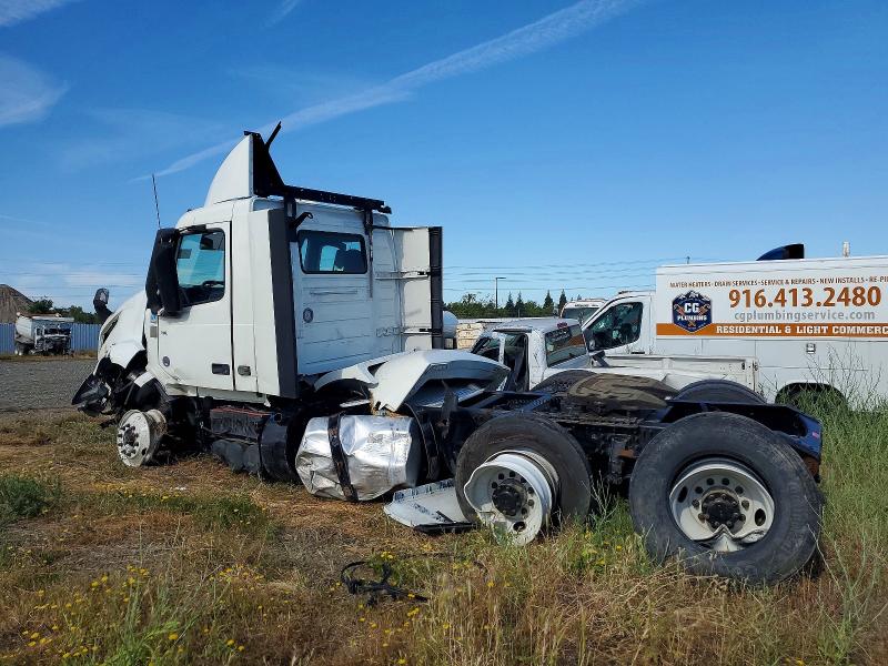 2024 Volvo Vn VIN 4V4NC9EH1RN640593 COPART salvage auction — ROLLOVER, Ca - Salvage Certificate, sold $5,900 on 2026-07-30 (photo 3)