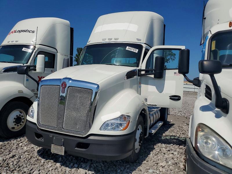 2017 Kenworth T680 VIN 1XKYAP8X9HJ171656 COPART salvage auction — MINOR DENT/SCRATCHES, IN - CERTIFICATE OF TITLE, sold $1,900 on 2026-07-07 (photo 2)
