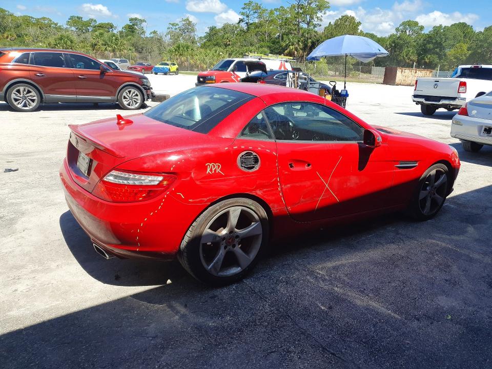 2013 Mercedes-benz Slk-klasse VIN WDDPK5HA1DF050093 COPART salvage auction — SIDE, Fl - Cert Of Title Slvg Rebuildable, sold $4,100 on 2026-08-12 (photo 3)