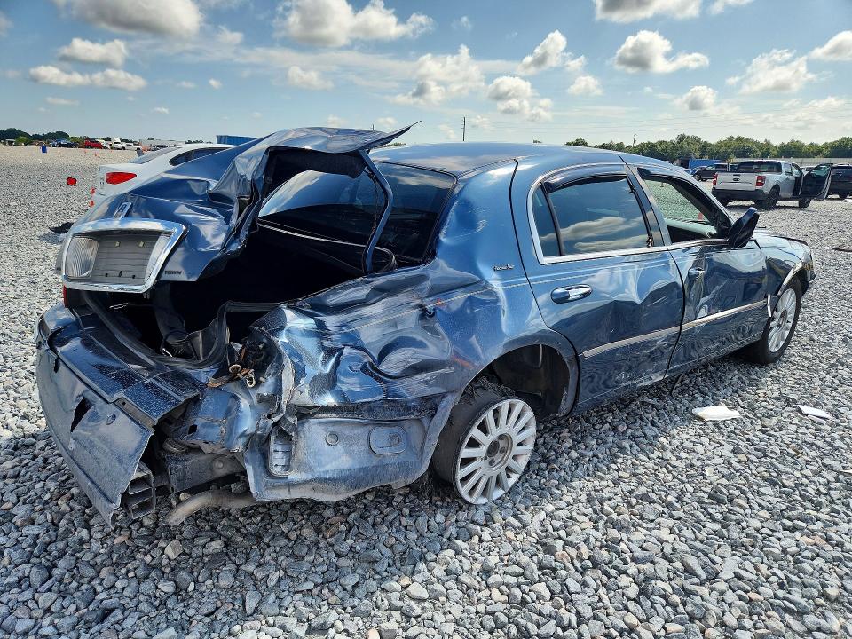 2005 Lincoln TOWN CAR VIN 1LNHM81W65Y652991 COPART salvage auction — ROLLOVER, FL - CERTIFICATE OF DESTRUCTION, sold $425 on 2026-07-10 (photo 3)