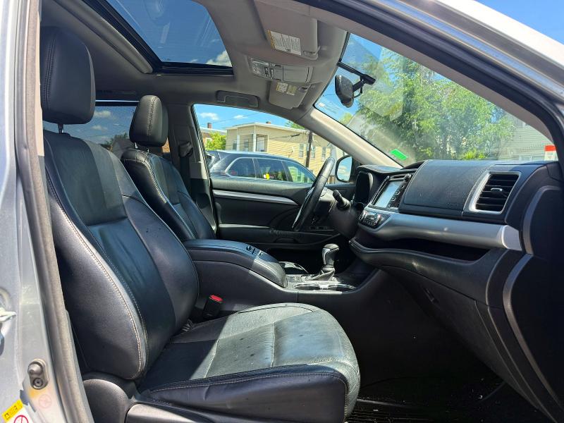 2015 Toyota Highlander VIN 5TDJKRFH3FS075698 COPART salvage auction — MINOR DENT/SCRATCHES, Me - Certificate Of Title (P), sold $10,000 on 2026-07-15 (photo 8)