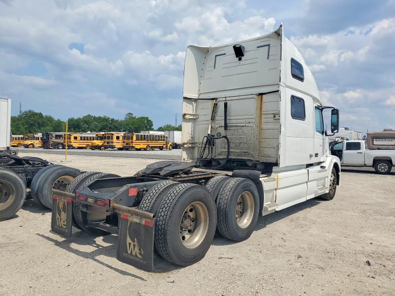 2017 Volvo Vnl VIN 4V4NC9EH0HN954895 COPART salvage auction — MINOR DENT/SCRATCHES, FL - CERTIFICATE OF TITLE, sold $1,150 on 2026-07-29 (photo 4)