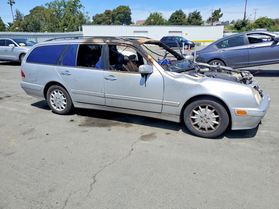 2000 Mercedes-benz E-klasse VIN WDBJH65J2YB117580 COPART salvage auction — INTERIOR BURN, Ca - Non-Repairable Vehicle Cert, sold $125 on 2026-07-06 (photo 4)