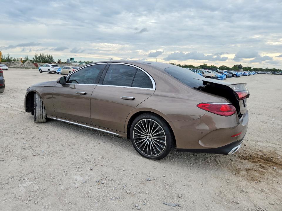 2026 Mercedes-benz E-klasse VIN W1KLF4GB2TA212736 COPART salvage auction — SIDE, Fl - Cert Of Title Slvg Rebuildable, sold $35,750 on 2026-07-14 (photo 2)