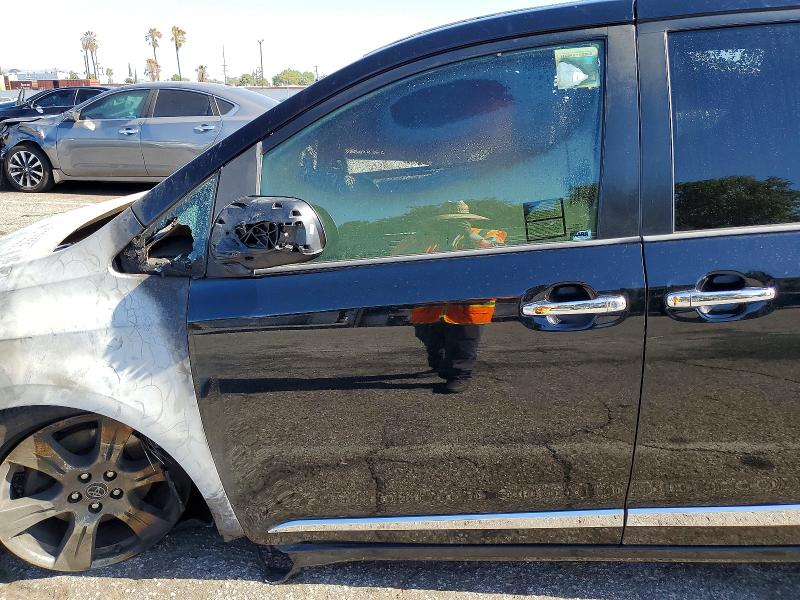2018 Toyota Sienna VIN 5TDXZ3DC5JS961721 COPART salvage auction — BURN, Mi - Dis/Dlr/Exp Only Salvage Title, sold $525 on 2026-07-10 (photo 7)