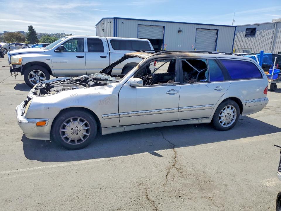 2000 Mercedes-benz E-klasse VIN WDBJH65J2YB117580 COPART salvage auction — INTERIOR BURN, Ca - Non-Repairable Vehicle Cert, sold $125 on 2026-07-06 (photo 1)
