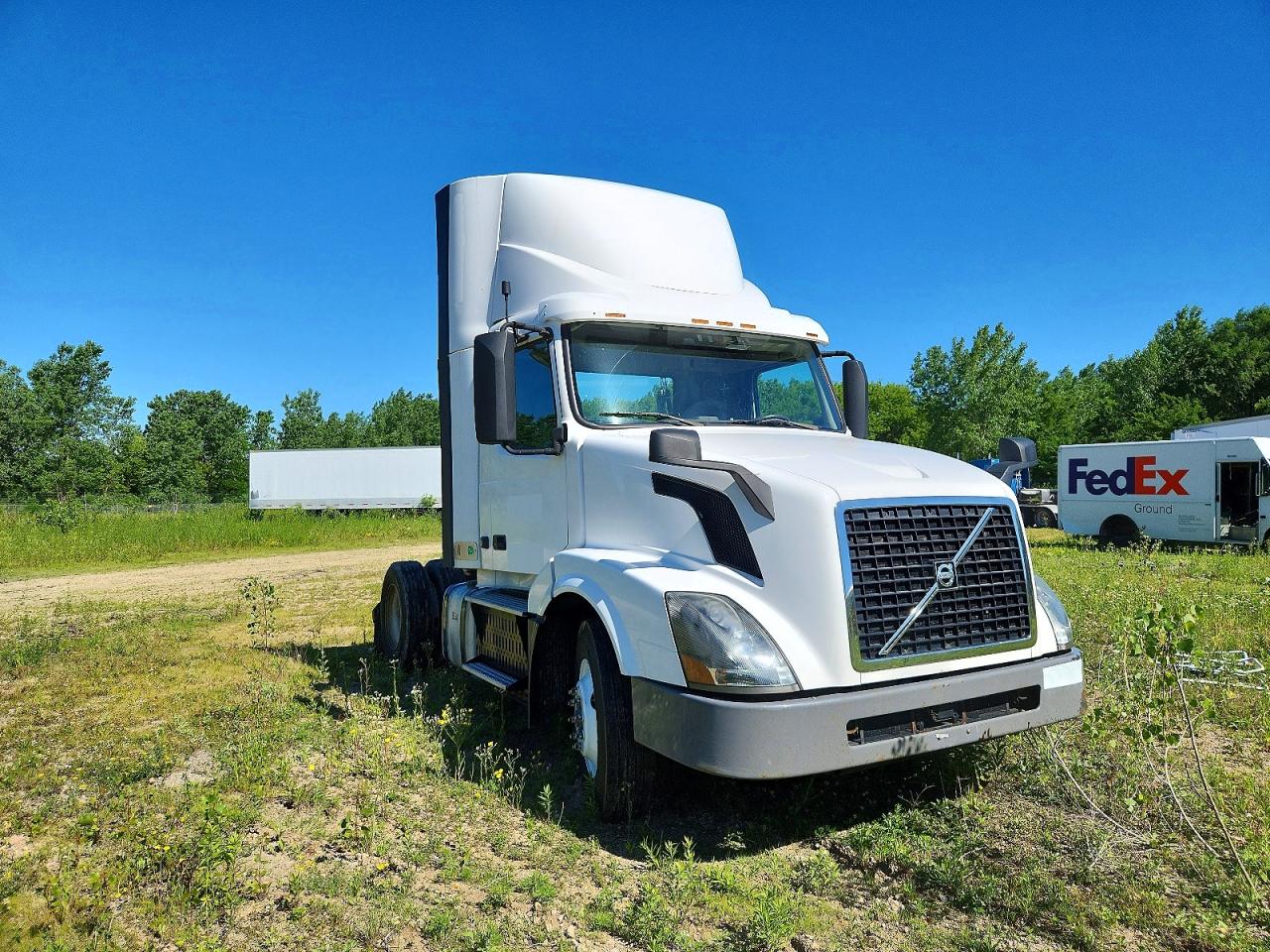2016 Volvo VNL VIN 4V4N39TG2GN965499 COPART salvage auction — Normal Wear, IN - CERTIFICATE OF TITLE, sold $5,000 on 2026-06-30 (photo 1)