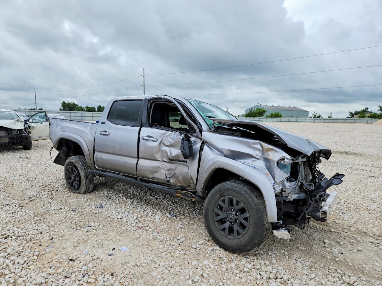 2020 Toyota Tacoma VIN 5TFAZ5CNXLX094317 COPART salvage auction — Side, TX - SALVAGE VEHICLE TITLE (P), sold $4,350 on 2026-07-02 (photo 4)