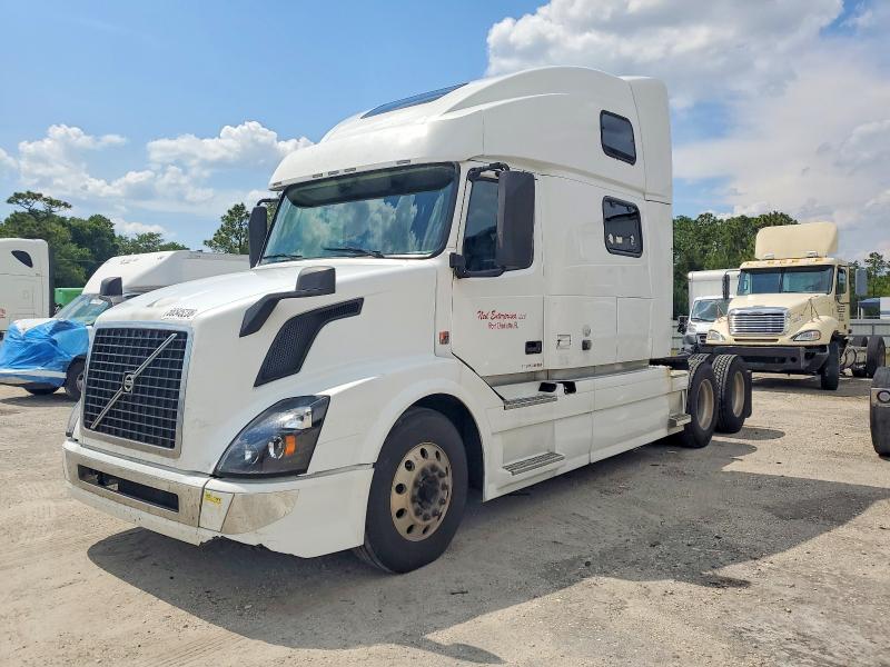 2017 Volvo Vnl VIN 4V4NC9EH0HN954895 COPART salvage auction — MINOR DENT/SCRATCHES, FL - CERTIFICATE OF TITLE, sold $5,100 on 2026-07-23 (photo 2)